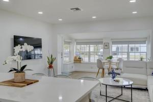 un soggiorno con divano bianco e tavolo di Madrinas Cozy Three Bedroom One Bath with Spacious Backyard a Fort Lauderdale