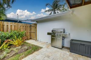 un cortile con piano cottura e recinzione di Madrinas Cozy Three Bedroom One Bath with Spacious Backyard a Fort Lauderdale