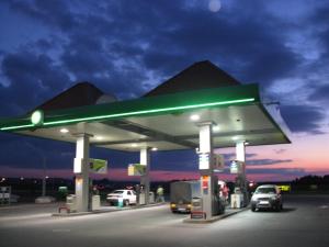 a gas station with cars parked at a gas station at Motel Górno in Górno