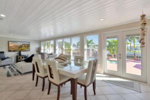 Φωτογραφία από το άλμπουμ του Casa by The Cove 3 bedroom 2 bath plus Office Intracoastal Front with Heated Pool and Spa σε Deerfield Beach