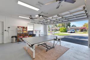 Πινγκ πονγκ στο Casa by The Cove 3 bedroom 2 bath plus Office Intracoastal Front with Heated Pool and Spa ή εκεί κοντά