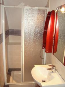 uma casa de banho com um chuveiro e um lavatório. em Appartamenti Piombino Isola d'Elba em Rio Marina