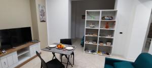 A television and/or entertainment centre at Leam Apartment 5