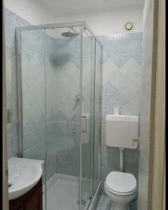 y baño con ducha, aseo y lavamanos. en Roomors Of Naples - Business District 2, en Nápoles