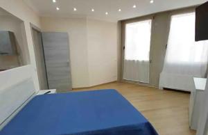 1 dormitorio con 1 cama azul en una habitación en Roomors Of Naples - Business District 2, en Nápoles