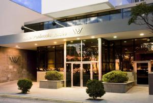 Hotel Península Valdés في بويرتو مادرين: متجر أمام مبنى بأبواب زجاجية