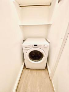 a washer and dryer in a small room at Loft66 avec parking privé in Clermont-Ferrand