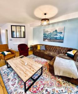 a living room with a couch and a coffee table at Loft66 avec parking privé in Clermont-Ferrand