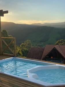 uma grande piscina azul sentada em cima de uma casa em Cabanas Recanto do Rancho - Rancho Queimado em Rancho Queimado