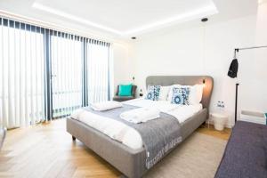 a bedroom with a large bed and a large window at George24 - spectacular, 5 minutes to the beach in Newquay