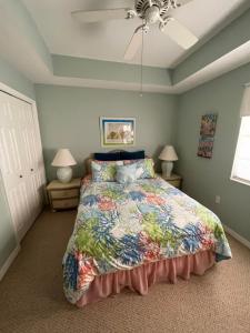 - une chambre avec un lit doté d'un couvre-lit coloré dans l'établissement Sunset Retreat, à Bradenton