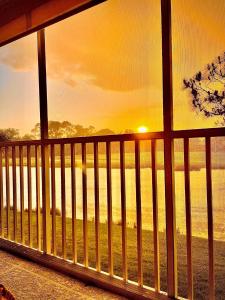 - un balcon offrant une vue sur l'océan au coucher du soleil dans l'établissement Sunset Retreat, à Bradenton