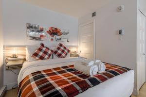 a bedroom with a bed with towels on it at Les Immeubles Charlevoix - Le 760206 in Quebec City