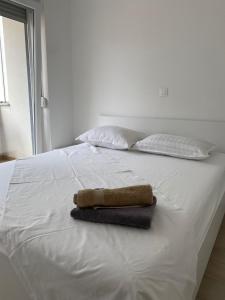 Posteľ alebo postele v izbe v ubytovaní APARTMAN LOLA