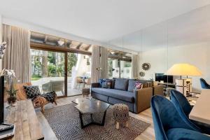 sala de estar con sofá azul y mesa en Super Stylish apartment in La Alcazaba - RDR172, en Marbella