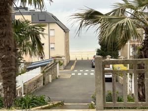 una entrada con una casa y la playa en Le Cocon Bleu - Vue mer, en Pléneuf-Val-André
