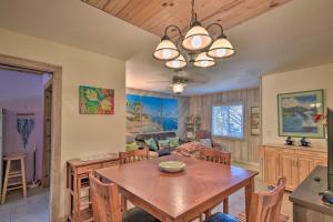 uma sala de jantar e sala de estar com uma mesa de madeira em NSB Townhome with Pool and Private Beach Access! em New Smyrna Beach