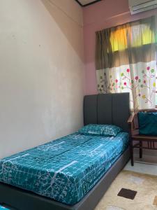 Postel nebo postele na pokoji v ubytování Aryaty Stay Pantai Batu Buruk Kuala Terengganu