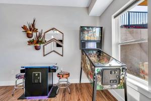 una camera con flipper accanto a una finestra di SunDaze a Branson