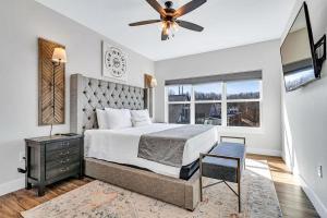 una camera da letto con un letto e un ventilatore a soffitto di SunDaze a Branson Altre 43 foto