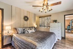 מיטה או מיטות בחדר ב-Joshuas Lodge with Hot Tub and Mountain Views!