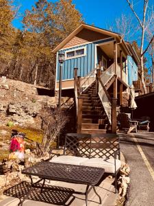 una casa con una mesa y un banco delante de ella en All Seasons Inn, en Eureka Springs