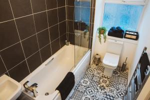 Vannituba majutusasutuses 1 bedroom flat with easy parking/public transport +15 fotot