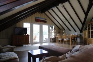 ein Wohnzimmer mit einem Sofa und einem Tisch in der Unterkunft Ferienwohnung mit Charme in Bad Salzschlirf