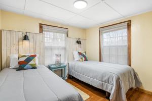 um quarto com 2 camas e uma janela em Hidden Creek Cabin em Franklin