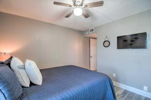 TV a/nebo společenská místnost v ubytování Bright Gulf Shores Beachfront Condo with Pool Access