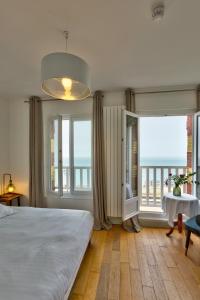 Кровать или кровати в номере Hotel Le Rayon Vert