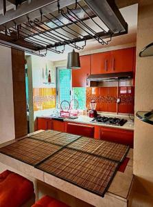 uma cozinha com armários vermelhos e uma bancada em México Querido Basílica Gpe-Aeropuerto em Cidade do México