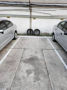 two cars parked in a parking lot with two tires at México Querido Basílica Gpe-Aeropuerto in Mexico City