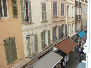 Vistas a un edificio con ventanas con persianas verdes en ACCI Cannes Old City, en Cannes