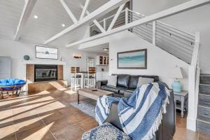 TV a/nebo společenská místnost v ubytování Blue Moon Cottage