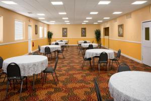 - une salle de conférence avec des tables et des chaises dans l'établissement Days Inn by Wyndham Shelby, à Shelby