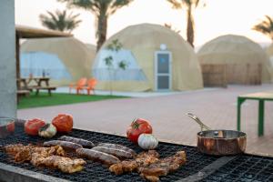 - un grill avec de la viande et des légumes en haut dans l'établissement Camp Sahara, à Kalia