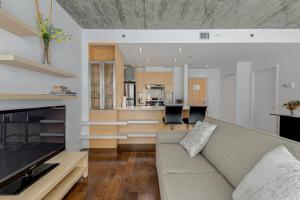 uma sala de estar com um sofá e uma cozinha em Les Immeubles Charlevoix - Le 760207 em Cidade de Quebec