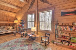 Habitación con escritorio y sillas en una cabaña de madera. en Rustic Madison Treehouse Cabin with Game Room!, en Madison