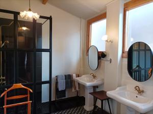 y baño con 2 lavabos y ducha. en Fishbird Art Deco Villa, en Johannesburgo