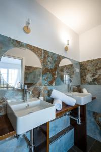 bagno con 2 lavandini e specchio di finca dos Mares a Ferrol