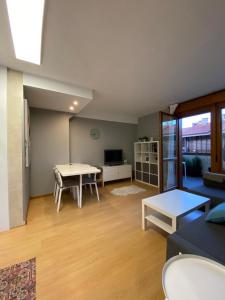 uma sala de estar com um sofá e uma mesa em Apartamento Playa de Barro em Barro de Llanes