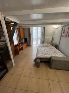 niewielka sypialnia z łóżkiem i schodami w obiekcie SWEET Home Lingotto w Turynie