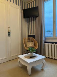 Телевизор и/или развлекательный центр в Hôtel de la Côte Fleurie