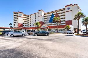 um parque de estacionamento em frente a um grande edifício em Daytona Beach Resort Condo 1 Mi to Ocean Center! em Daytona Beach