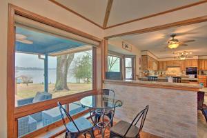 uma cozinha com uma mesa de vidro e uma grande janela em Roomy Texas Lake Retreat with Private Boat Ramp em Coffee City