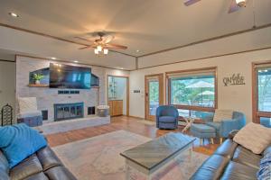 Coffee CityにあるRoomy Texas Lake Retreat with Private Boat Rampのソファと暖炉のあるリビングルーム