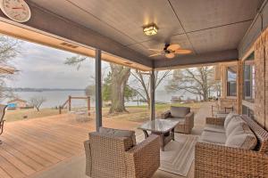 um alpendre com cadeiras e uma mesa em Roomy Texas Lake Retreat with Private Boat Ramp em Coffee City