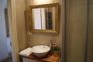 a bathroom with a sink and a mirror at Apartment Castle Square z widokiem na Plac Zamkowy i Zamek Królewski in Warsaw +31 photos