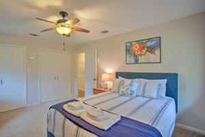 Coffee CityにあるRoomy Texas Lake Retreat with Private Boat Rampのベッドルーム1室(ブルーベッド1台、タオル付)